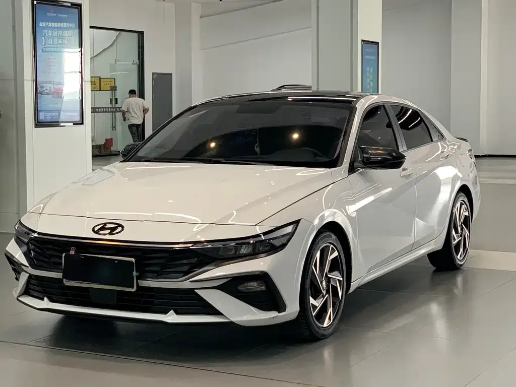 Hyundai Elantra — фото 1