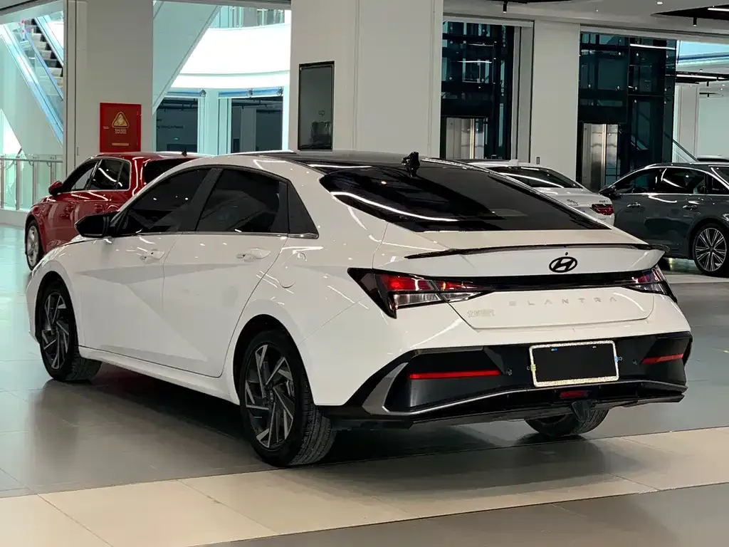 Hyundai Elantra — фото 9