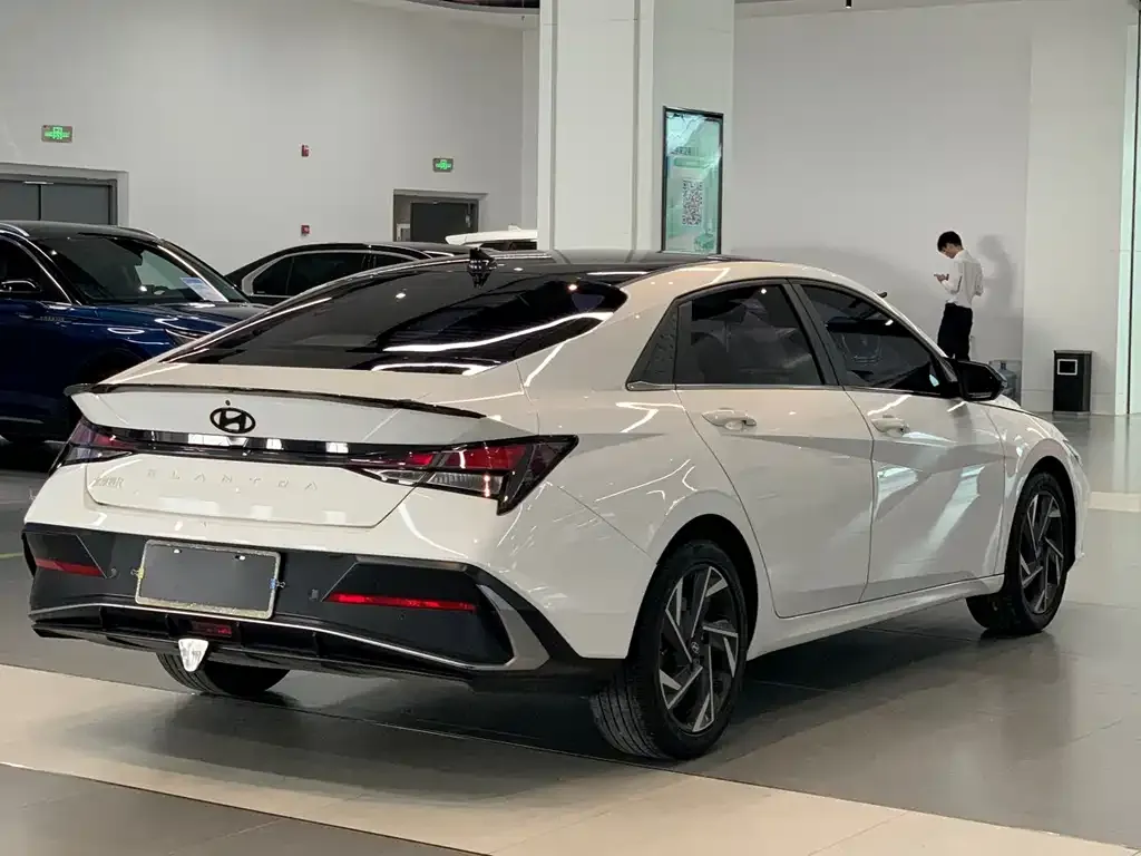 Hyundai Elantra — фото 4