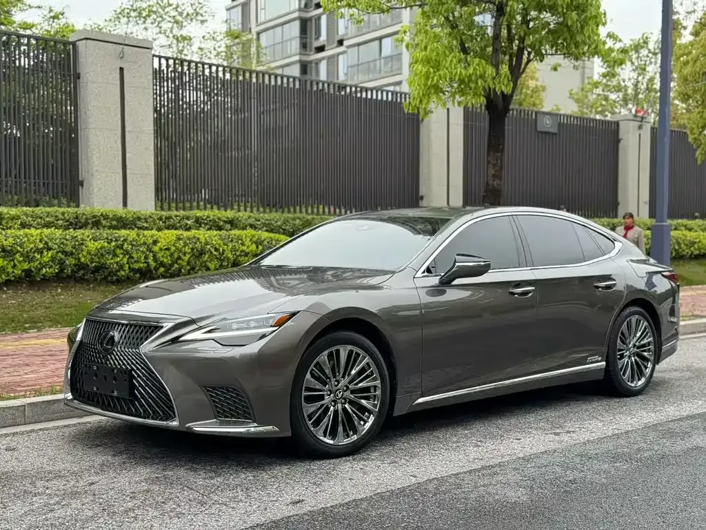 Lexus LS — фото 1