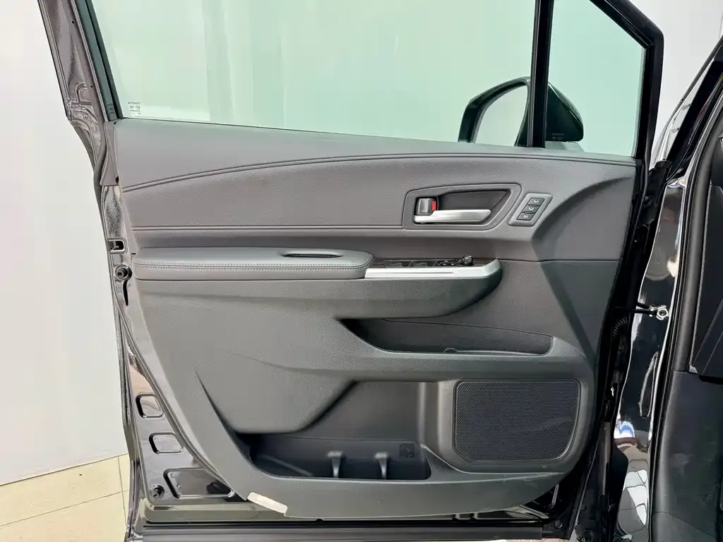 Toyota Granvia — фото 3