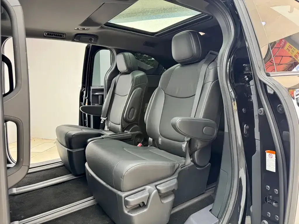 Toyota Granvia — фото 4