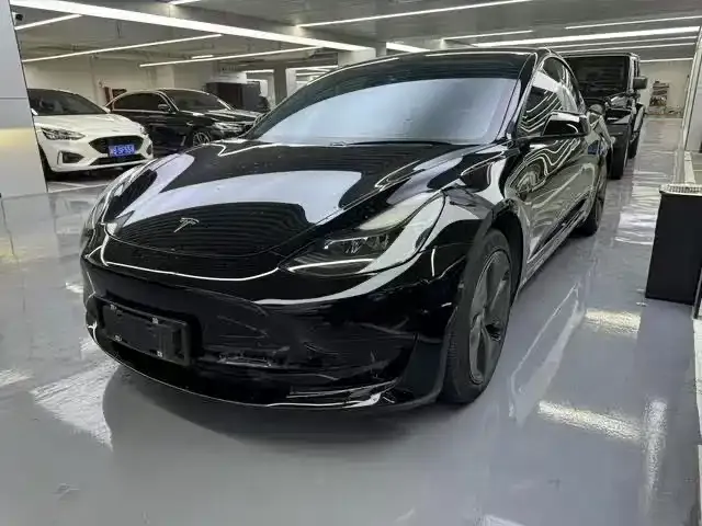 Tesla Model 3 — фото 1