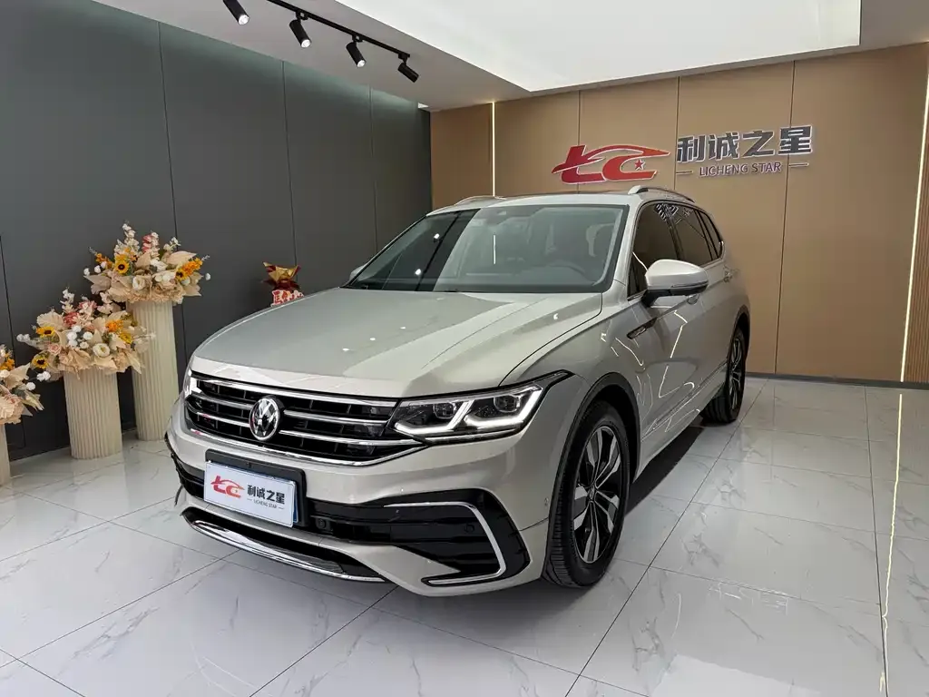 Volkswagen Tiguan L — фото 1