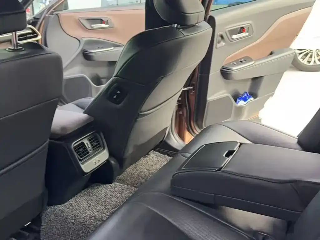 Toyota Crown SportCross 2025 из CN, фото 7