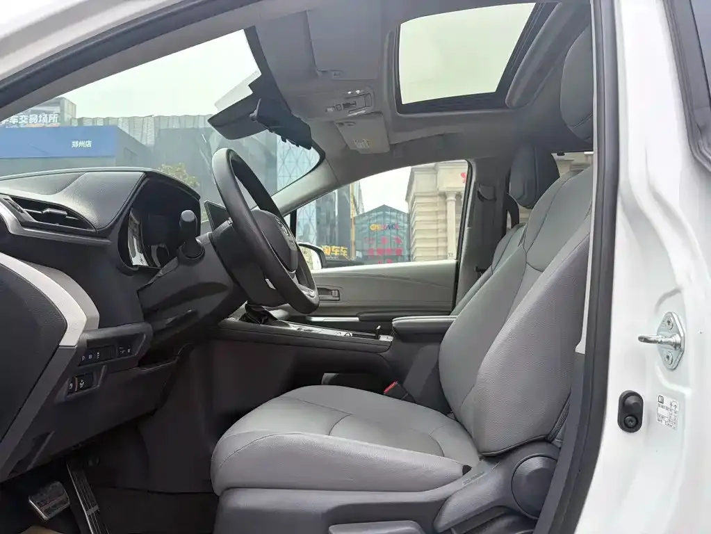 Toyota Granvia — фото 9