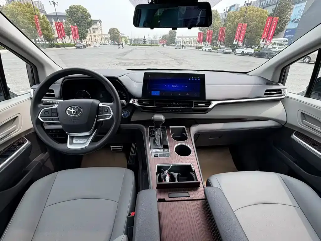 Toyota Granvia — фото 5