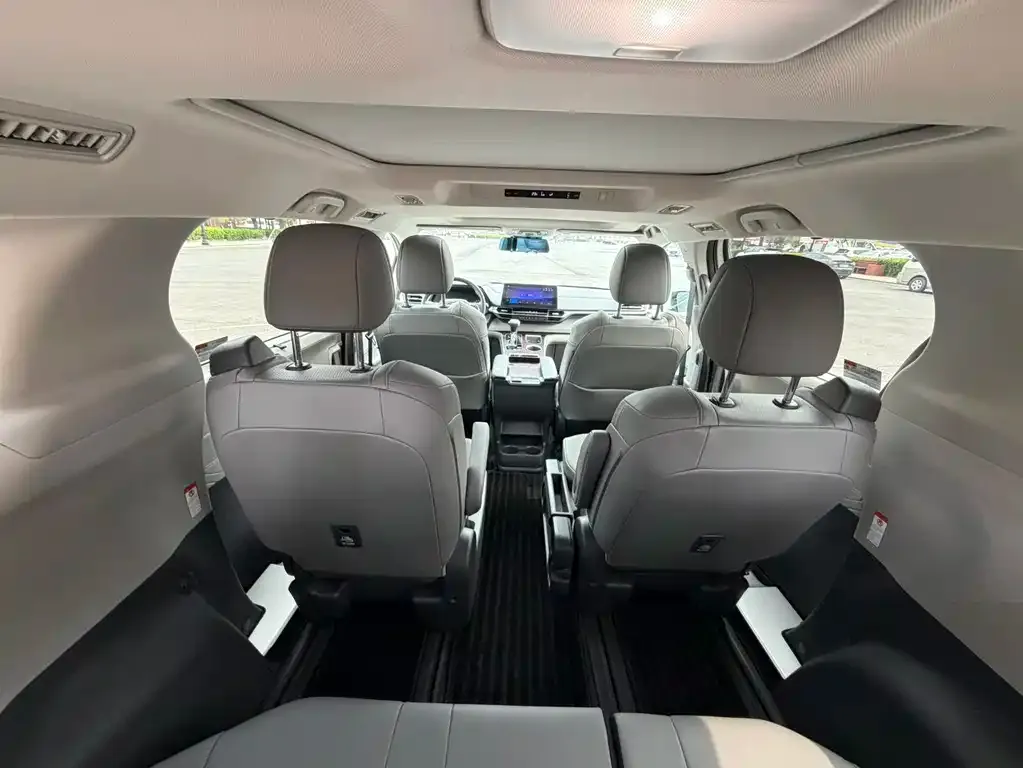 Toyota Granvia — фото 6