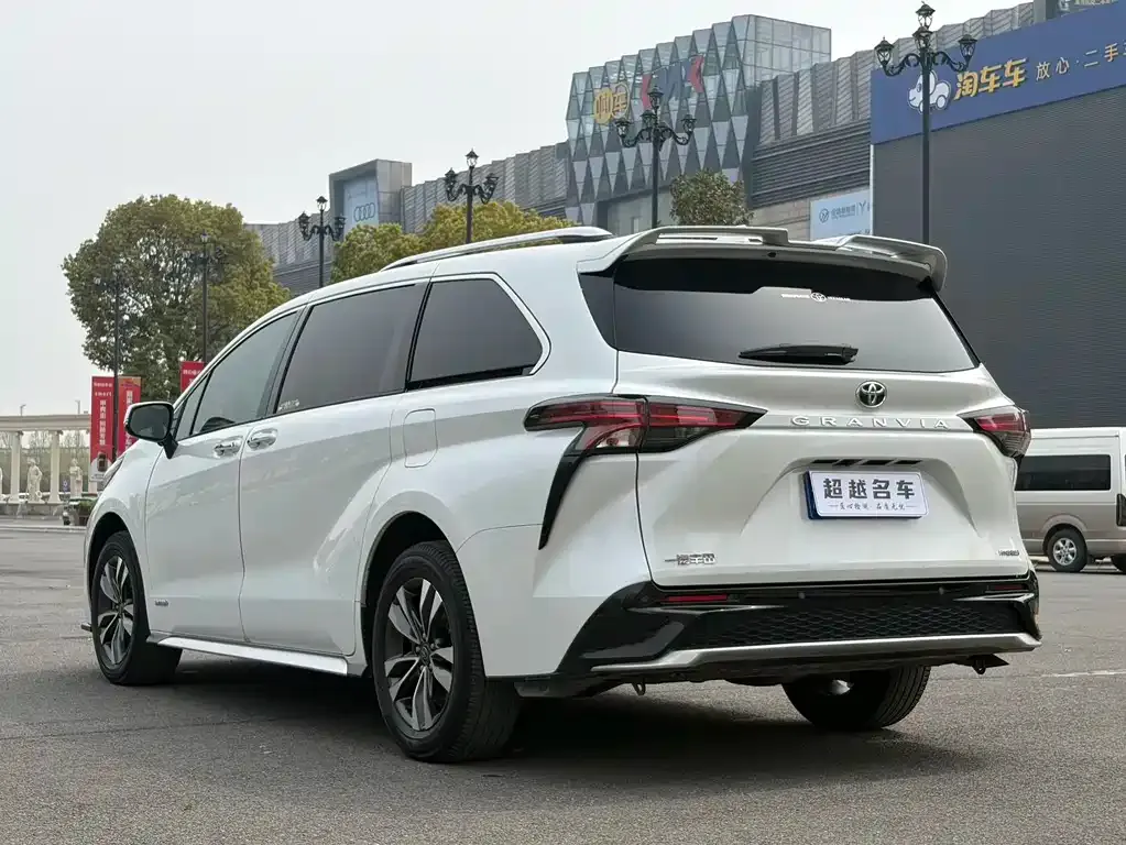 Toyota Granvia — фото 8