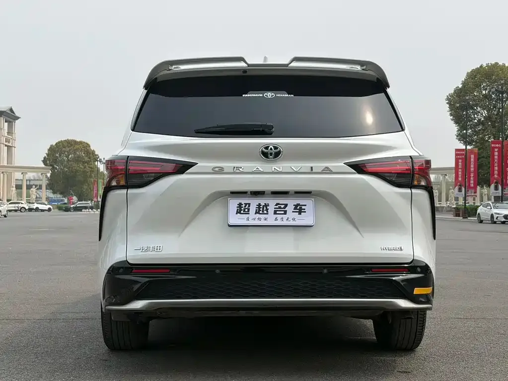 Toyota Granvia — фото 2