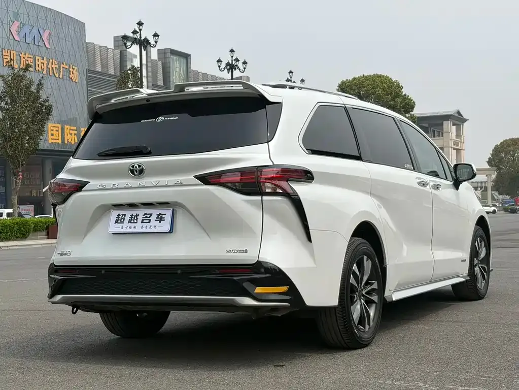Toyota Granvia — фото 4