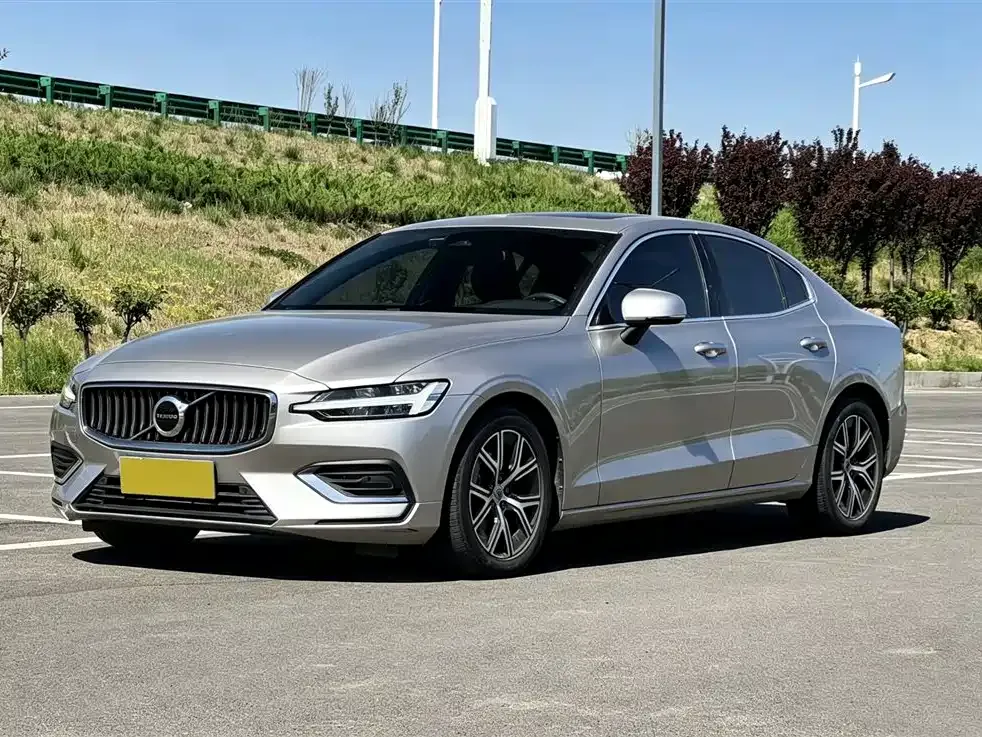 Volvo S60 — фото 1