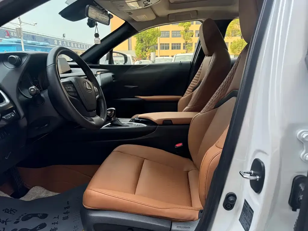 Lexus UX — фото 9