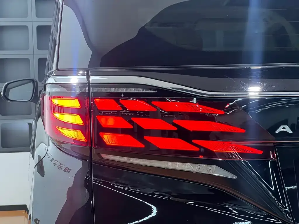 Toyota Alphard — фото 4