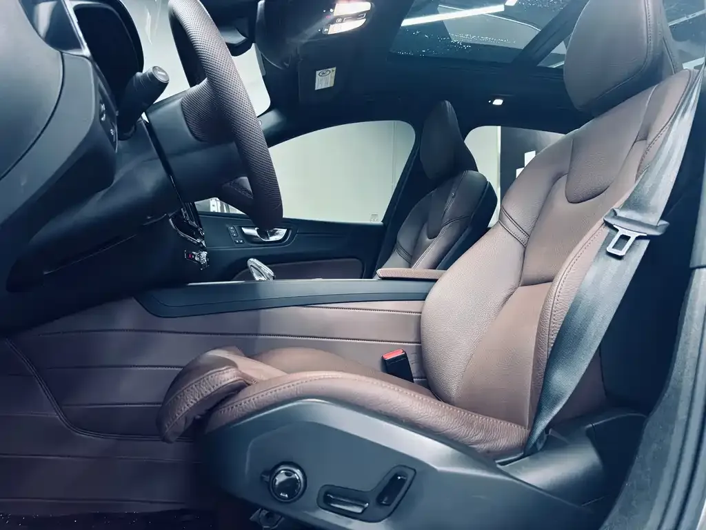 Volvo XC60 — фото 6