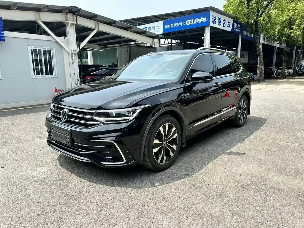 Volkswagen Tiguan L — фото 1