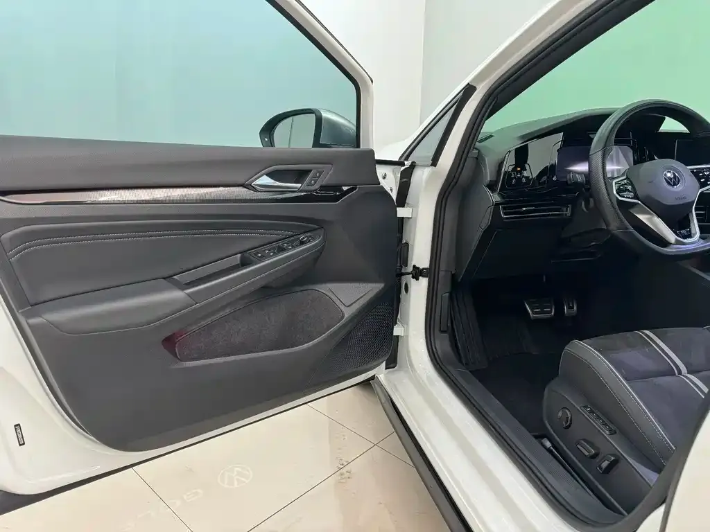 Volkswagen Golf 2023 из CN, фото 8