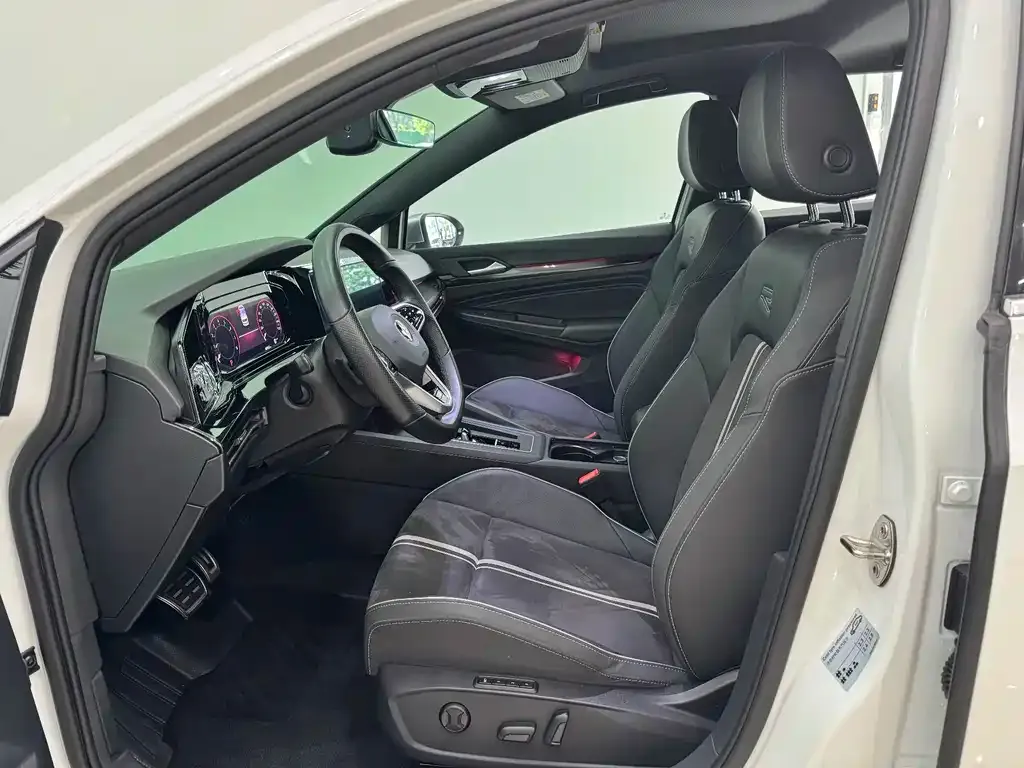 Volkswagen Golf 2023 из CN, фото 3