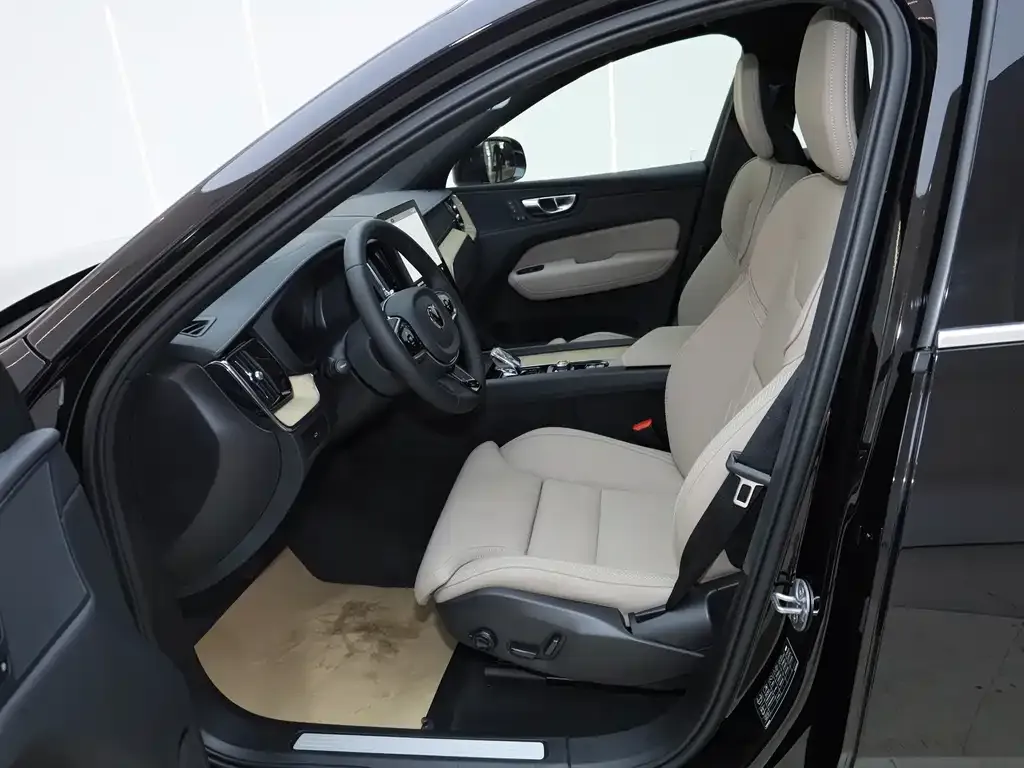 Volvo XC60 — фото 10