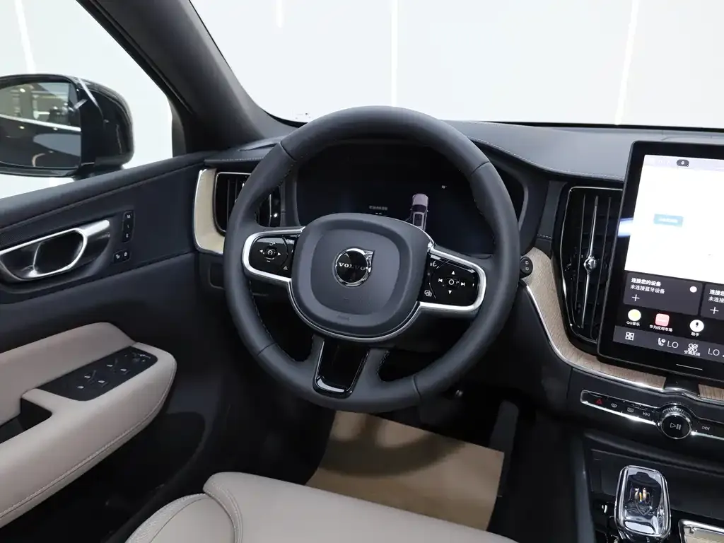 Volvo XC60 — фото 9