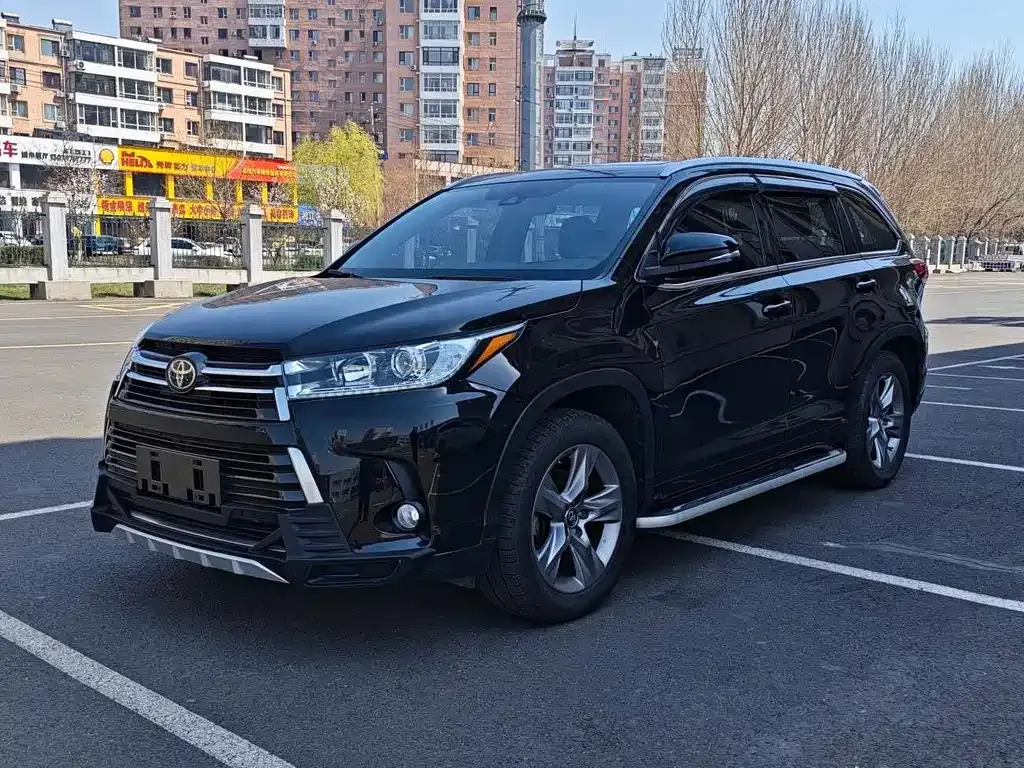 Toyota Highlander — фото 1