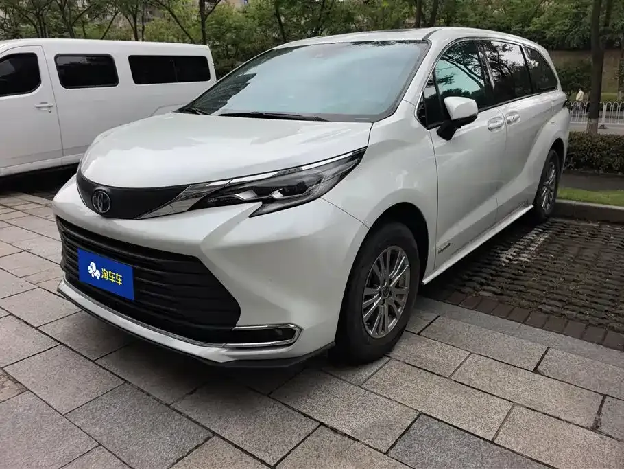 Toyota Sienna — фото 1