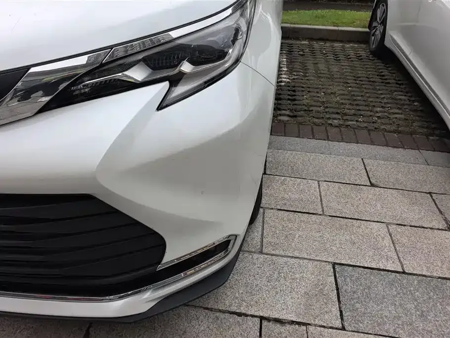 Toyota Sienna — фото 10