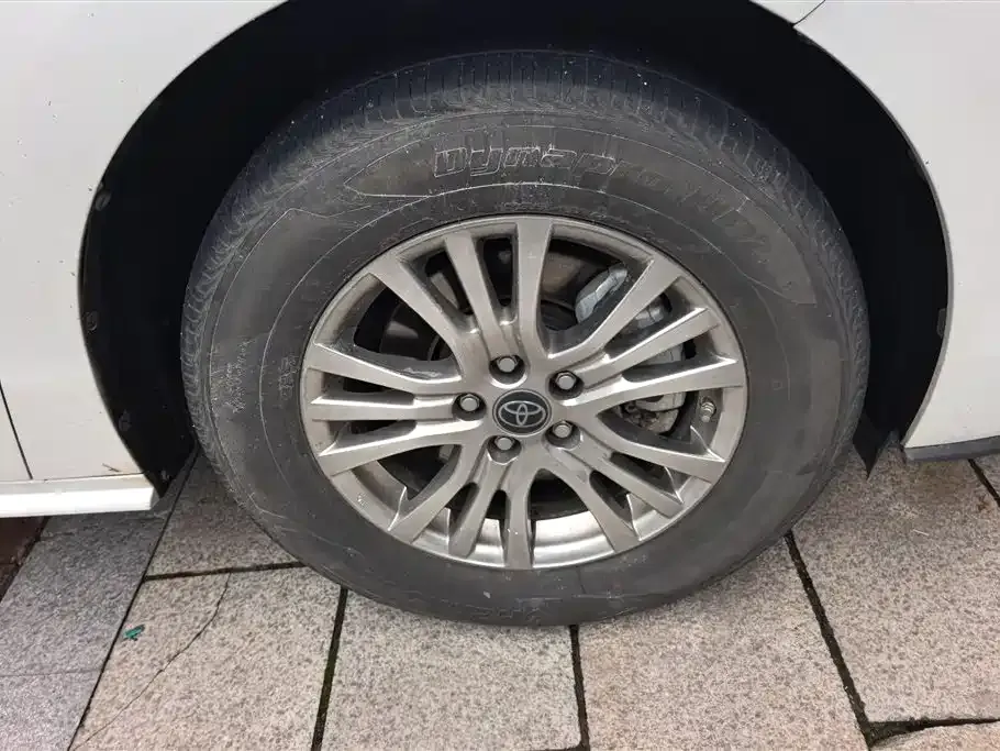 Toyota Sienna — фото 2