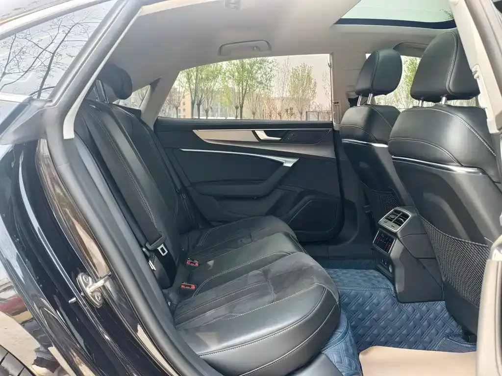 Audi A7L 2023 из CN, фото 7