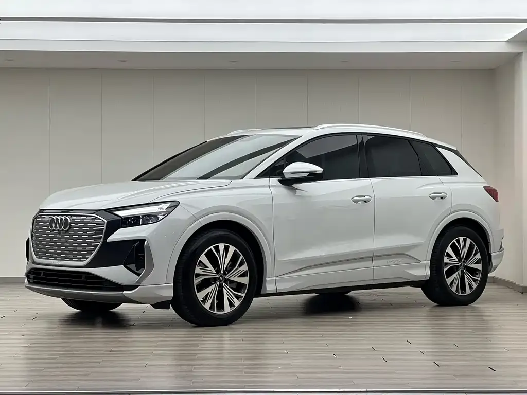 Audi Q4 e-tron — фото 1