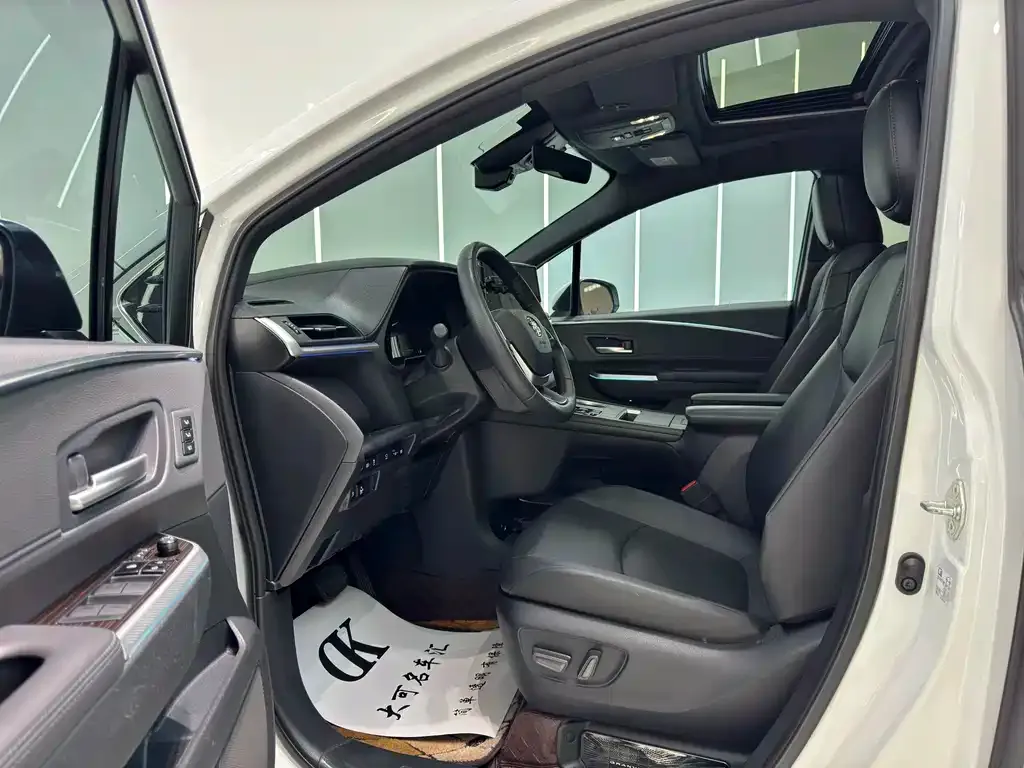 Toyota Granvia — фото 7