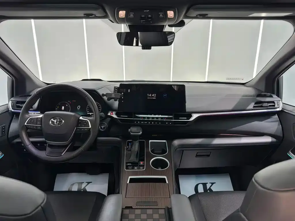 Toyota Granvia — фото 2