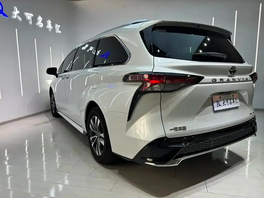 Toyota Granvia — фото 5