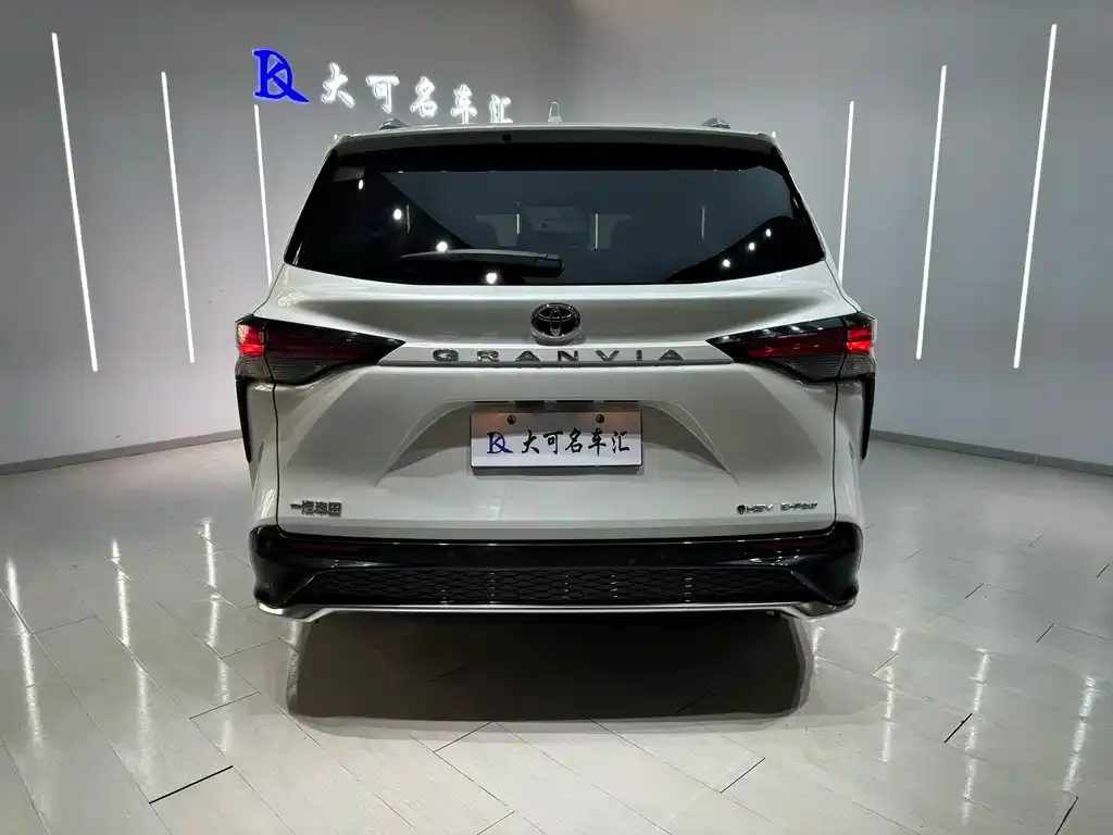 Toyota Granvia — фото 10