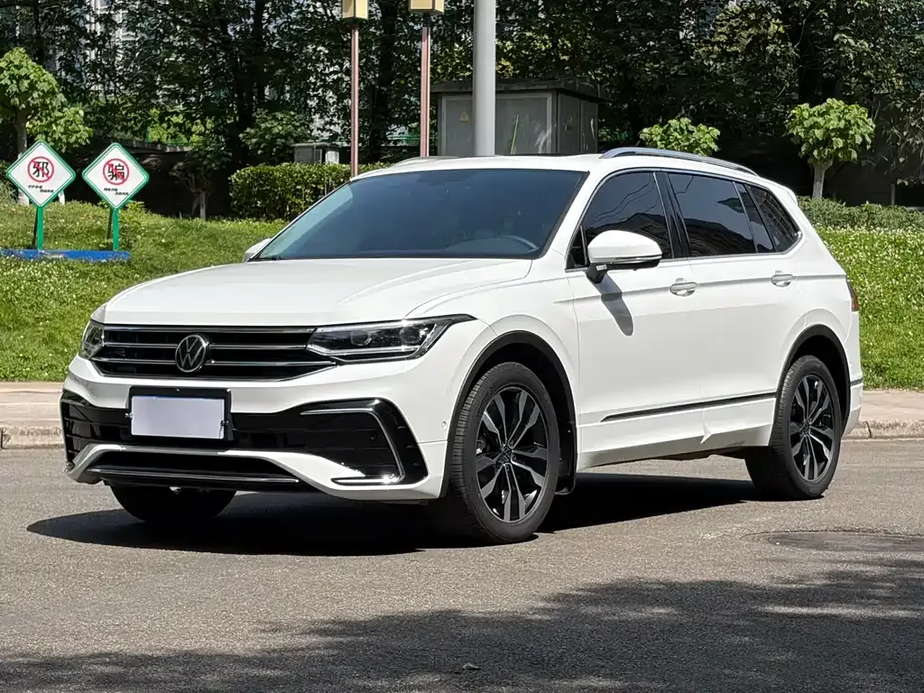 Volkswagen Tiguan L — фото 1