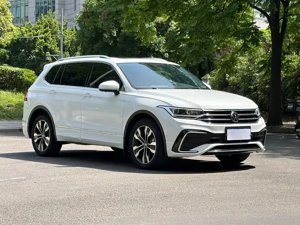 Volkswagen Tiguan L — фото 10