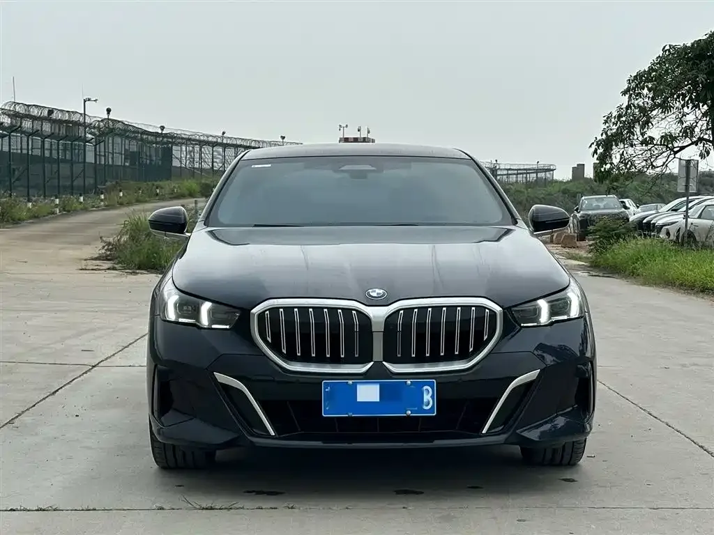 BMW 5 Series 2025 из CN, фото 10