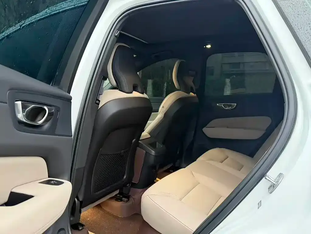 Volvo XC60 — фото 9