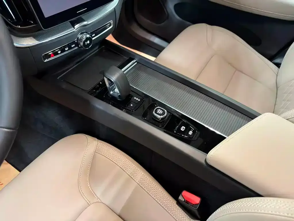 Volvo XC60 2025 из CN, фото 3