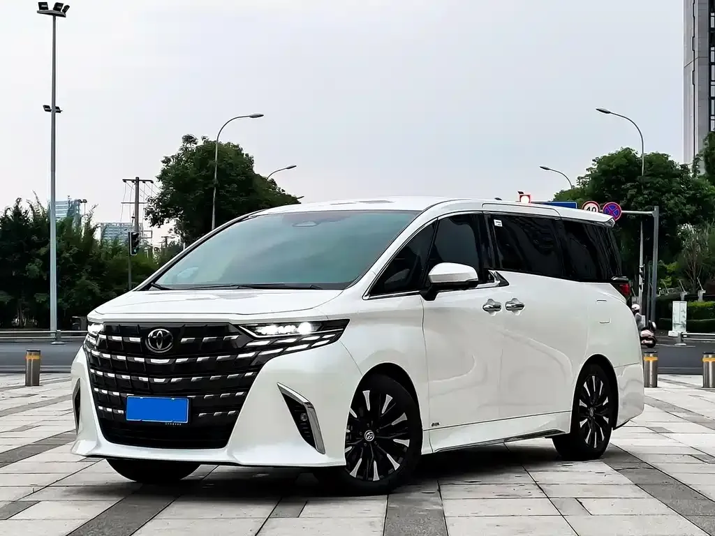 Toyota Alphard — фото 1
