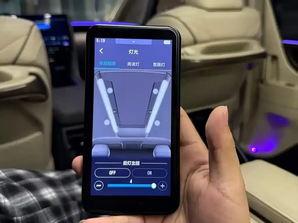 Toyota Alphard — фото 4