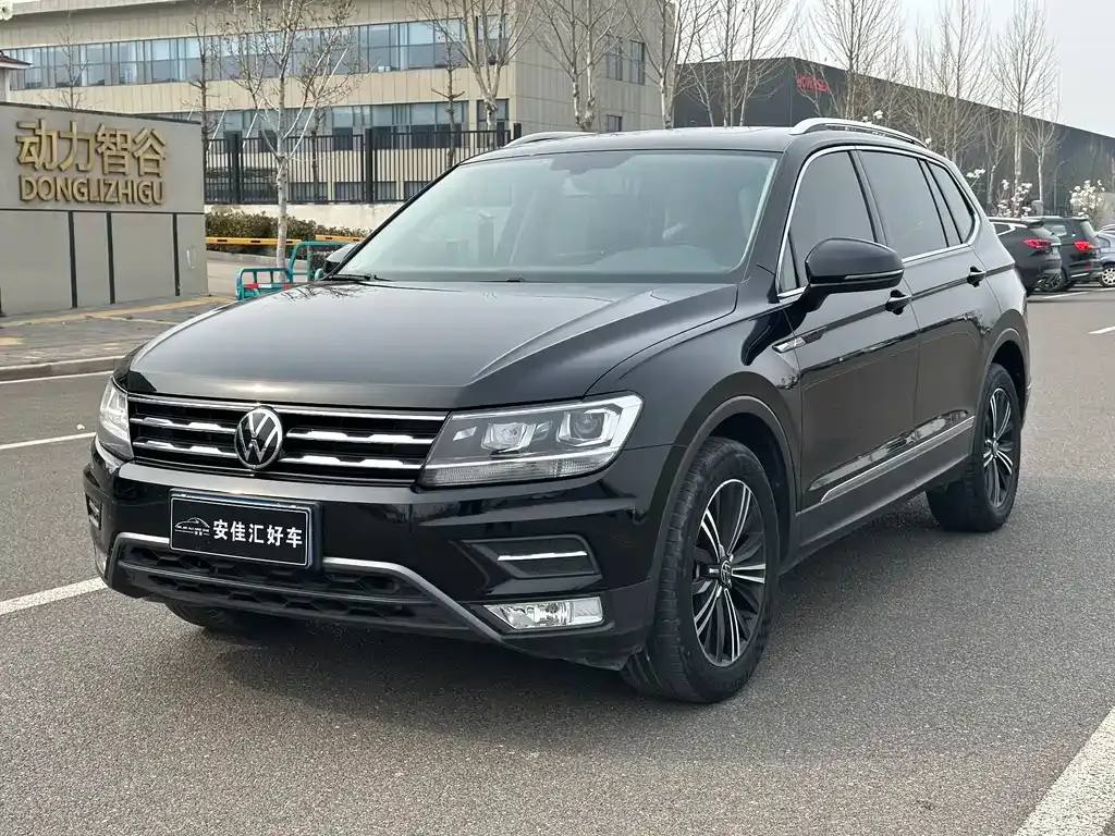 Volkswagen Tiguan L — фото 1