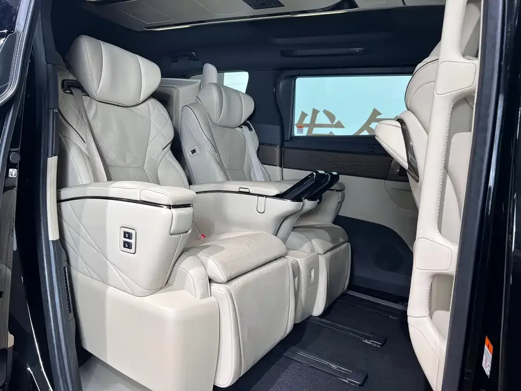 Toyota Alphard — фото 5