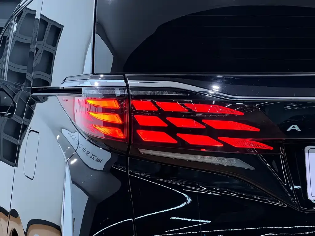 Toyota Alphard — фото 4