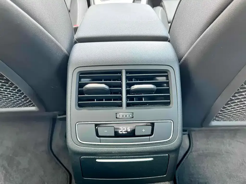 Audi A4L 2022 из CN, фото 3