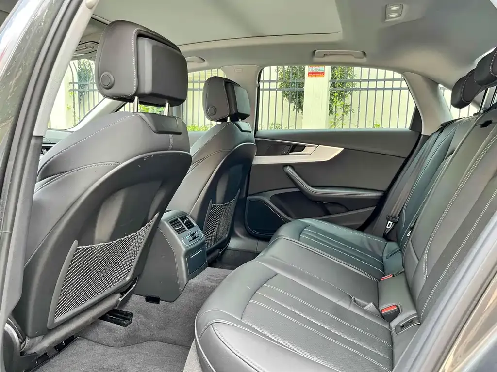 Audi A4L 2022 из CN, фото 5