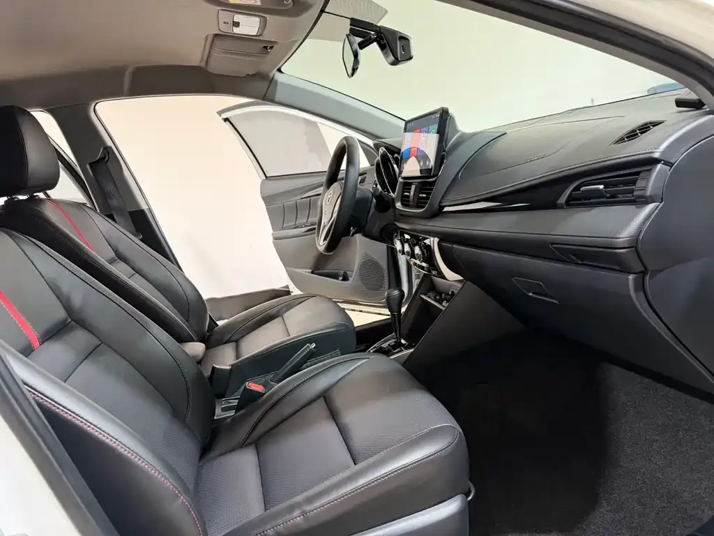 Toyota Yaris L — фото 4