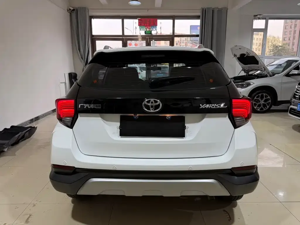 Toyota Yaris L — фото 2