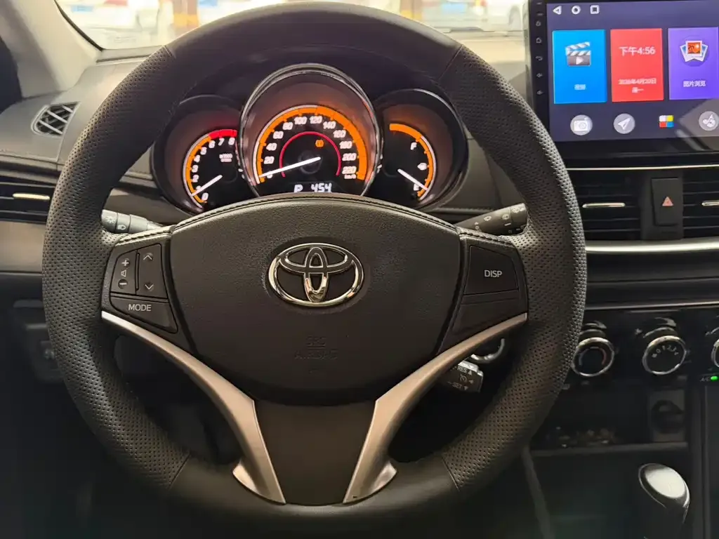 Toyota Yaris L — фото 8