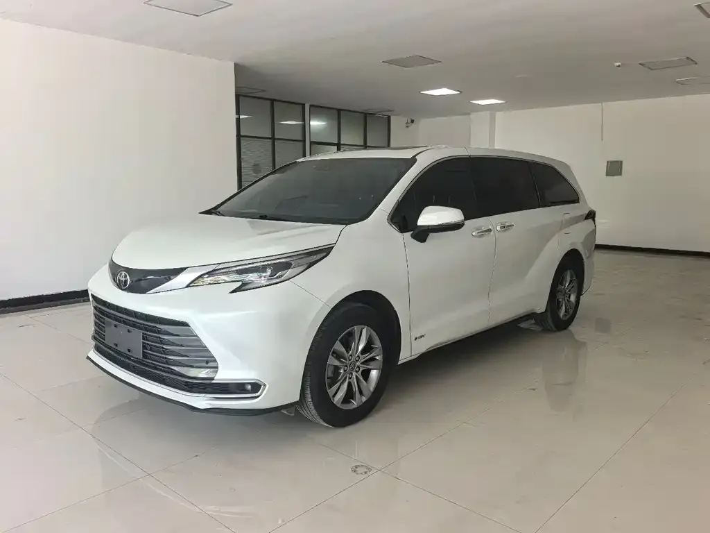 Toyota Sienna — фото 1
